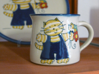 Eine handgedrehte Tasse von Annette Walz mit Katzenmotiv